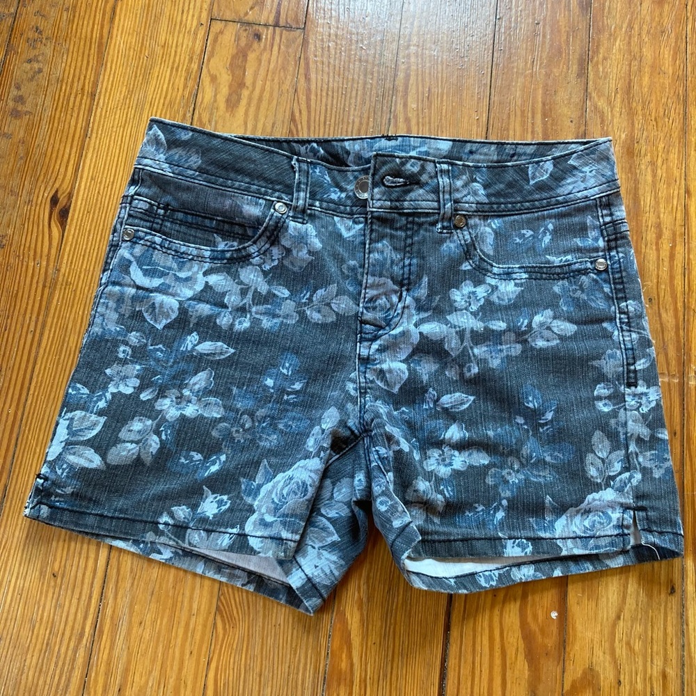 Super cute flower shorts